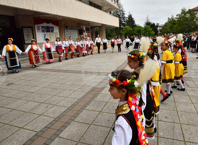 Разград кани любителските танцови клубове за фолклорни хора да покажат своето майсторство на XVI фестивал „Капанска китка“