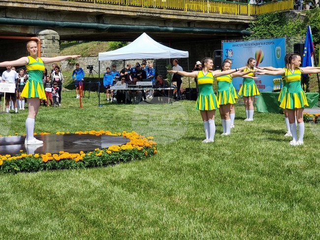 Инициативата „Спортувай с президента“ и Национален фестивал по утринна гимнастика събират днес стотици ученици в Ямбол