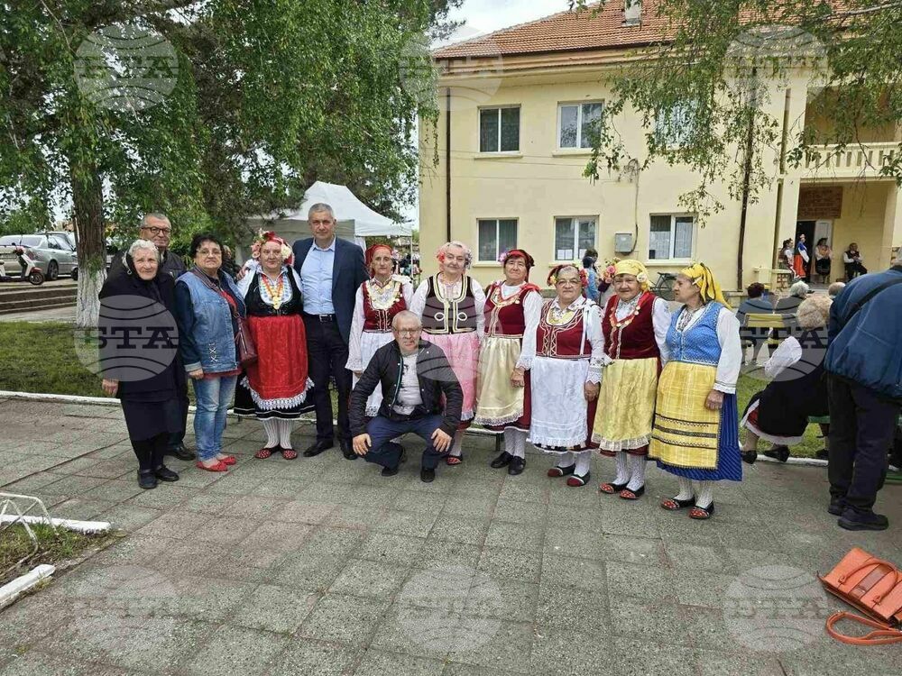 Кандидати от листата на ГЕРБ - СДС в Силистра приветстваха над 450 изпълнители, самодейци на хумористичния фестивал "Сребърна пее и се смее"