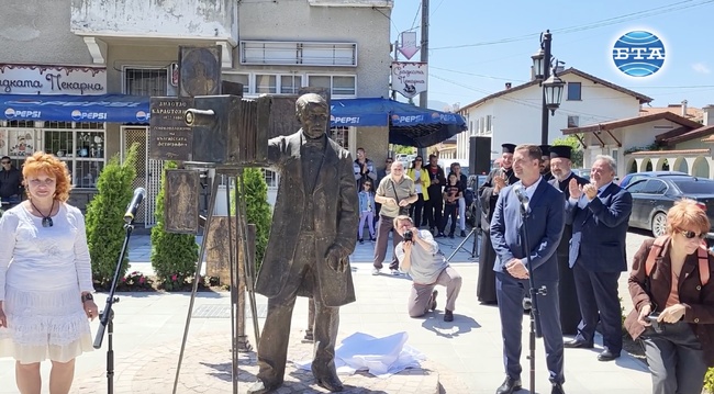 Паметник на пионера на българската фотография Анастас Карастоянов бе открит в Самоков
