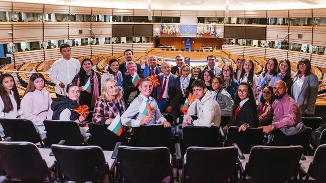 Илхан Кючюк награди ученици от България и Северна Македония с визита в Брюксел