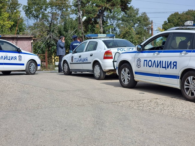 Полицаи в Кюстендил задържаха след предупредителна стрелба и преследване таксиметров шофьор, опитал да осуети проверка