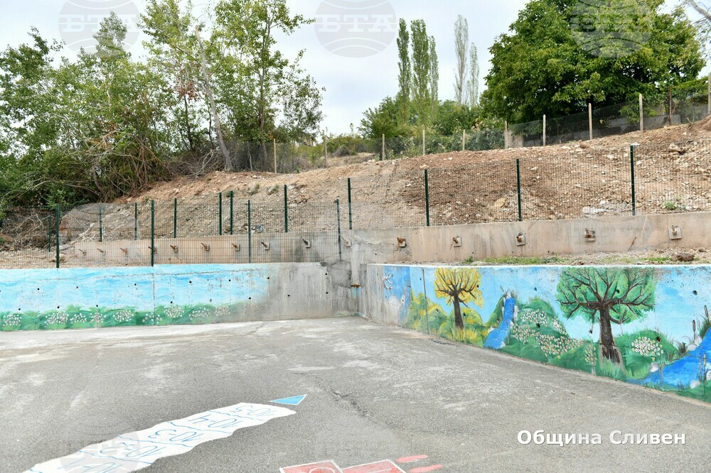 Приключи укрепването на свлачище над училище в сливенското село Сотиря