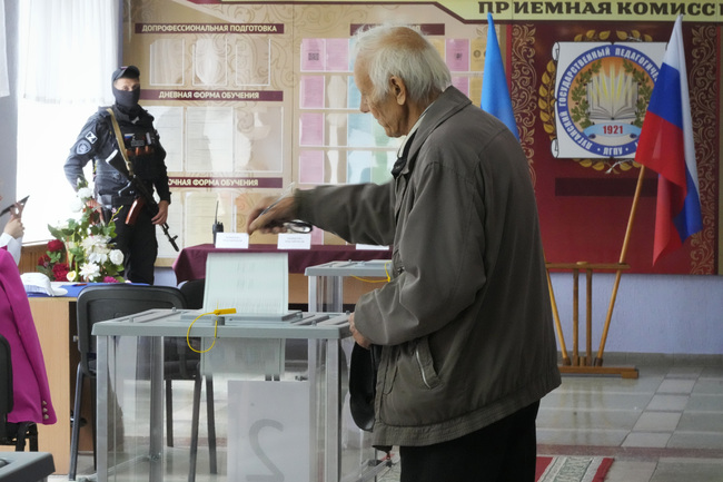Частични резултати от вота показват, че над 96% от гласувалите в окупираните райони на Украйна са за присъединяване към Русия