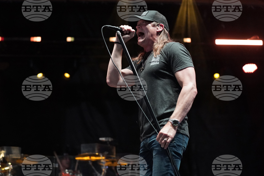 Брад Арнолд, вокалист на американската група "3 Дорс Даун", почина от рак на 47-годишна възраст