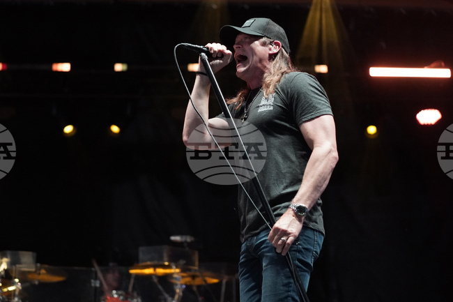 Брад Арнолд, вокалист на американската група "3 Дорс Даун", почина от рак на 47-годишна възраст