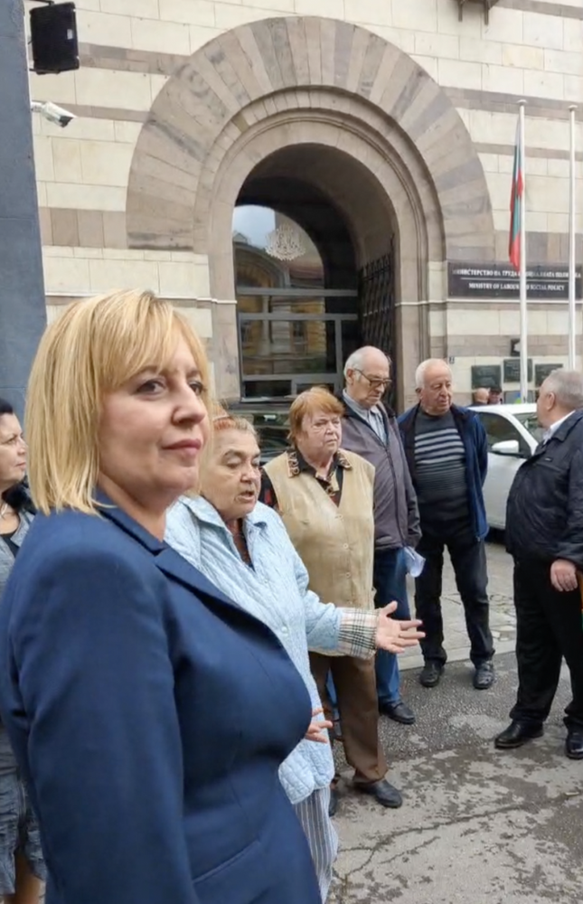 Мая Манолова с акция „Жълти стотинки“ пред социалното министерство: Увеличенията на пенсиите са подаяния