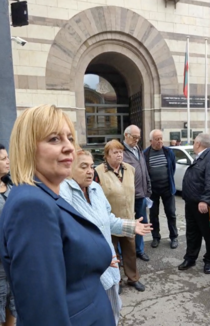 Мая Манолова с акция „Жълти стотинки“ пред социалното министерство: Увеличенията на пенсиите са подаяния