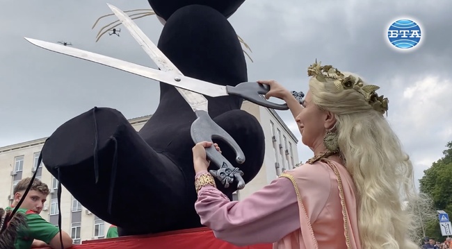 Пъстрота от над 70 картини и повече от 25 макета от Габровския карнавал изпълниха улиците на града