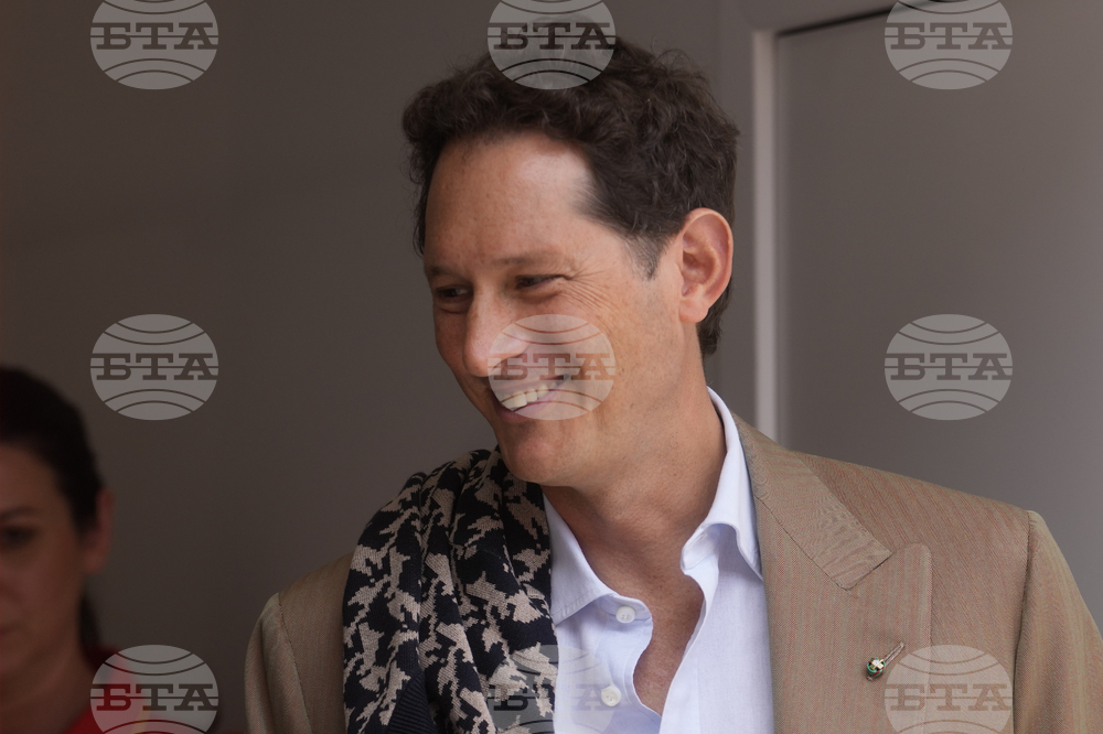 Президентът на Ферари Джон Елкан призова пилотите на тима да работят повече и да говорят по-малко