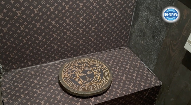 Сърбия облепи тоалетна с тапети "Луи Вюитон" за павилиона си на Венецианското биенале на изкуството