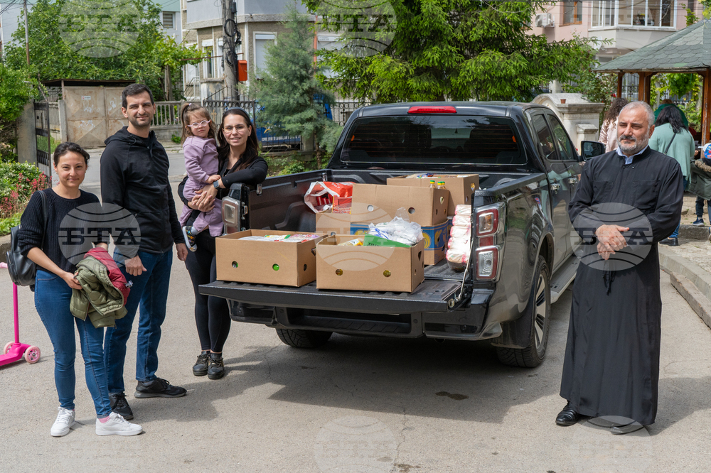 Младежите от "Ротаракт" дариха събрани в кампания храни на храм в Добрич