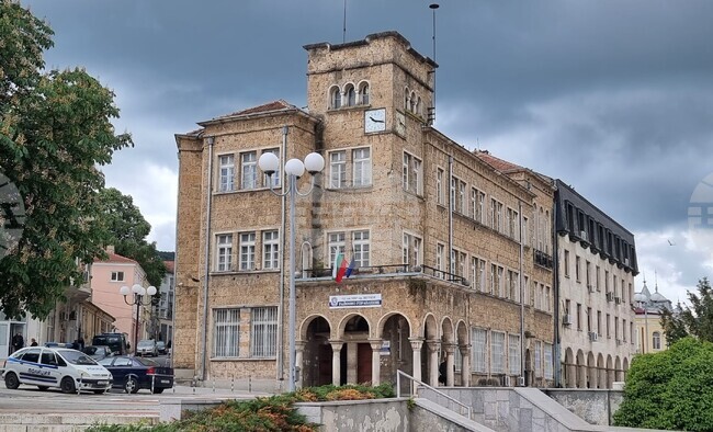 Движението на автомагистрала „Хемус“ в посока Варна, в района на Каспичан се осъществява временно в изпреварващата лента поради верижно ПТП