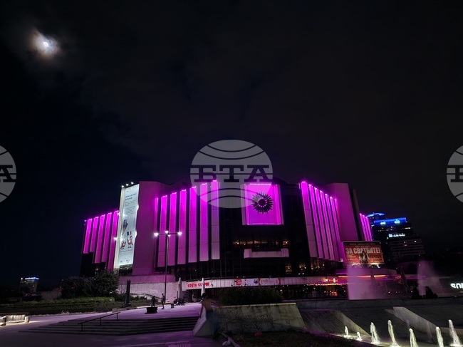 НДК - фасада - осветление - глобална инициатива - чревни заболявания