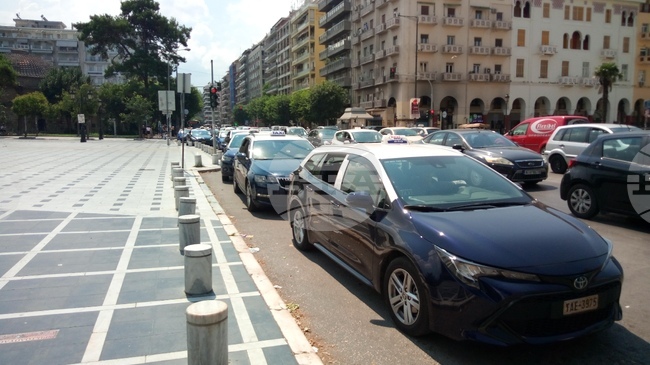 Такситата в Солун и други гръцки градове от днес прекъсват временно стачката