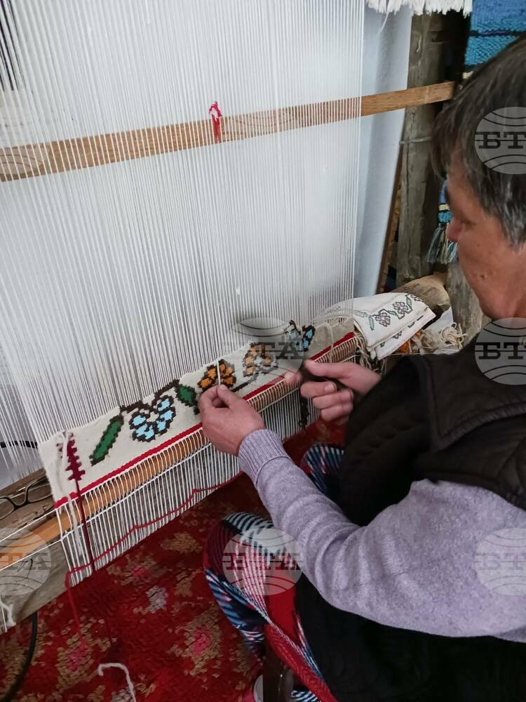 В балканското село Ичера организират творчески работилници по килимарство