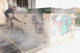 НДК - графити - почистване