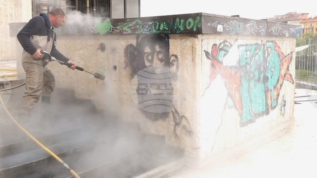 Направено бе основно почистване на подлеза на НДК за пръв път от десетилетия, съобщи кметът на София Васил Терзиев