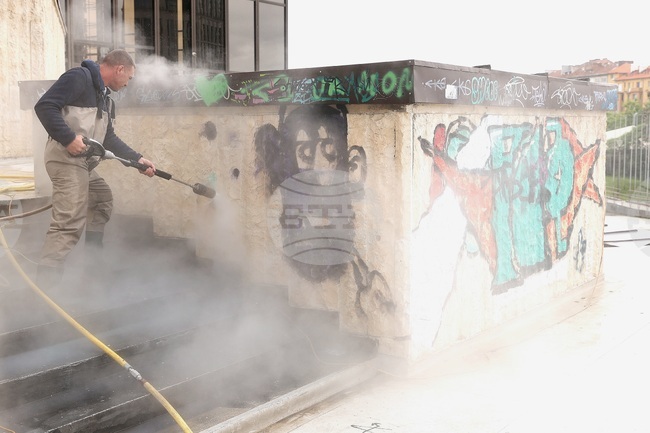 Направено бе основно почистване на подлеза на НДК за пръв път от десетилетия, съобщи кметът на София Васил Терзиев