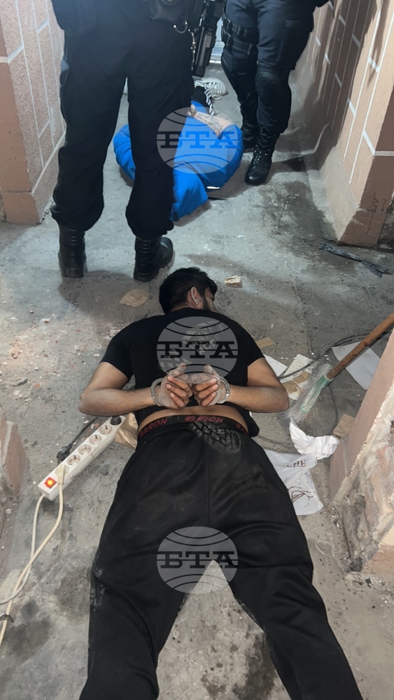Полицията в Бургас задържа при акция в кв."Победа" двама мъже и разкри голямо количество обработен и необработен амфетамин