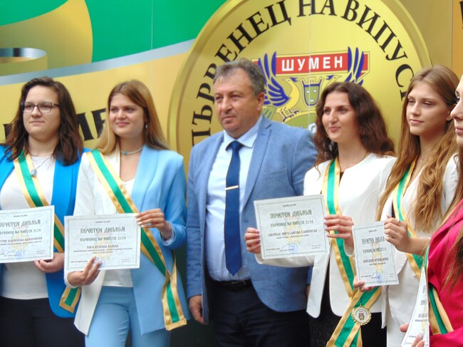 Награждаване на първенците на випуск 2024 в Шумен