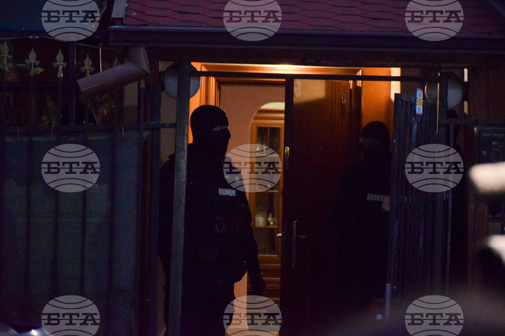 Трима души са задържани тази сутрин в Благоевград при специализирана операция