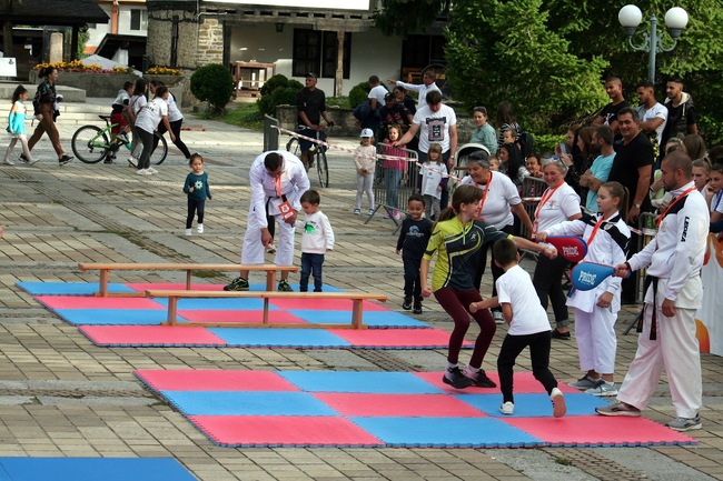 Министър Лечева се включи в спортен празник в Троян, част от Европейската седмица на спорта