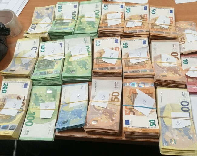 Районна прокуратура-Хасково привлече като обвиняеми двама турски граждани за недекларирана валута в общ размер от 428 619 лева, открита в товарни автомобили на ГКПП – Капитан Андреево