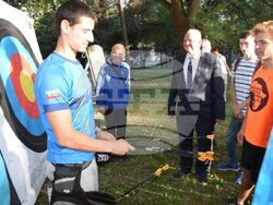 Снимка: Русенски университет „Ангел Кънчев“ – Демонстрация по стрелба с лък в Ботаническата градина на Русенския университет