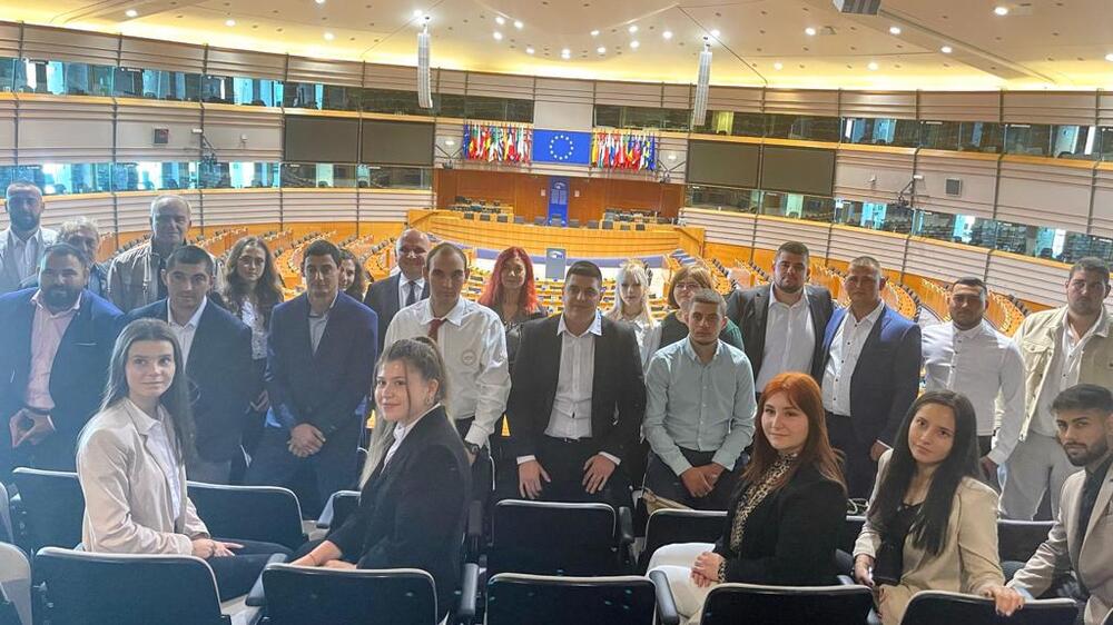 Евродепутатът Илхан Кючюк приветства посетителска група от България в ЕП