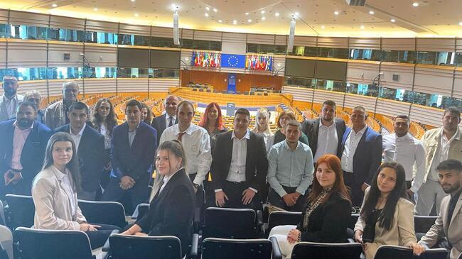 Евродепутатът Илхан Кючюк приветства посетителска група от България в ЕП