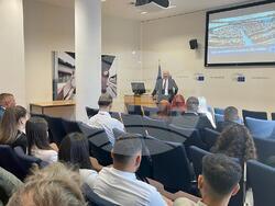 Снимка: офис на Илхан Кючюк - Евродепутатът Илхан Кючюк приветства посетителска група от България в ЕП