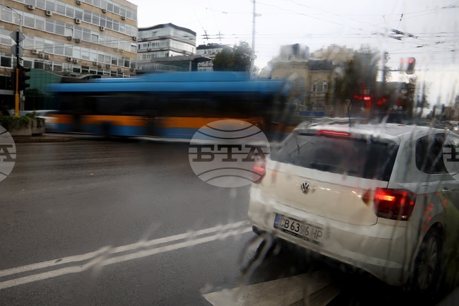 Трафик - автомобили - дъждовно време