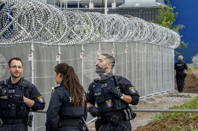 Властите във Франкфурт задържаха полицейски служители, заподозрени в насилие над арестанти