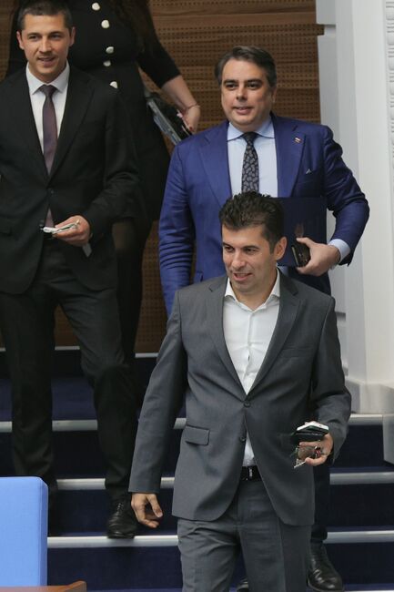 Ще бъдем силна опозиция на плановете на Борисов и Пеевски да ни върнат към годините на постната пица и рекета, написа във Фейсбук Кирил Петков