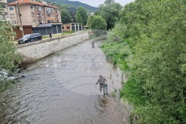 Смолян - река Черна - зарибяване