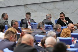 Парламент - извънредно заседание