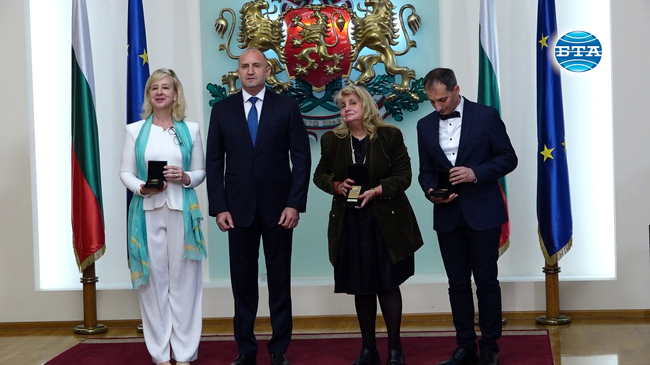 Президентът Румен Радев удостои с Почетен знак на президента проф. Лилия Илиева, доц. д-р Цветан Василев, проф. Алесандра Нечи