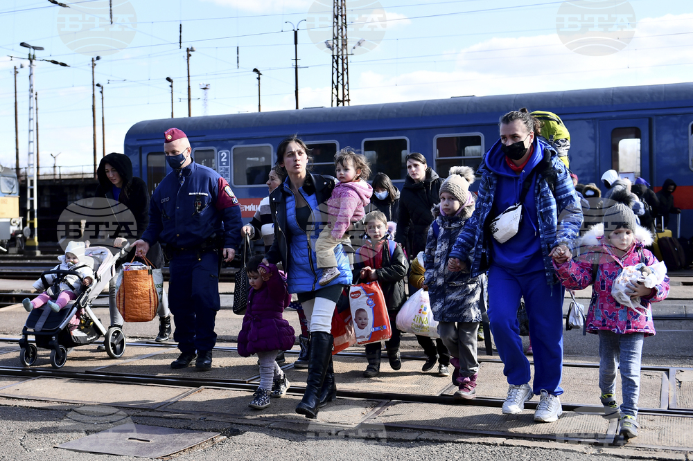 Унгария посреща с отворени обятия бежанците, бягащи от Украйна, но не и незаконните мигранти, заяви унгарският външен министър