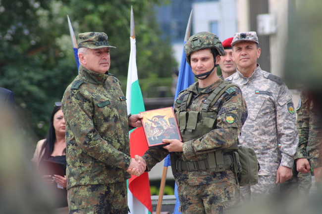 Адмирал Емил Ефтимов към българския контингент от силите на оперативния резерв на Стабилизиращите сили на НАТО в Косово: Вие сте лицето на българския войник пред нашите съюзници и партньори