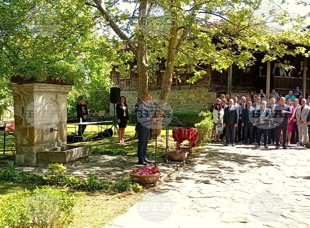 Стотици жители и гости на Елена отбелязаха за тридесет и пети път празника на възрожденското градче
