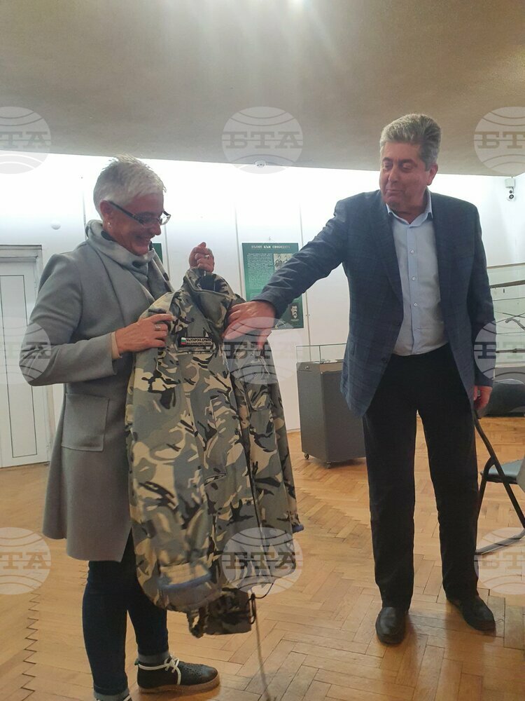 Георги Първанов подари своя униформа на главнокомандващ на музея в Перник