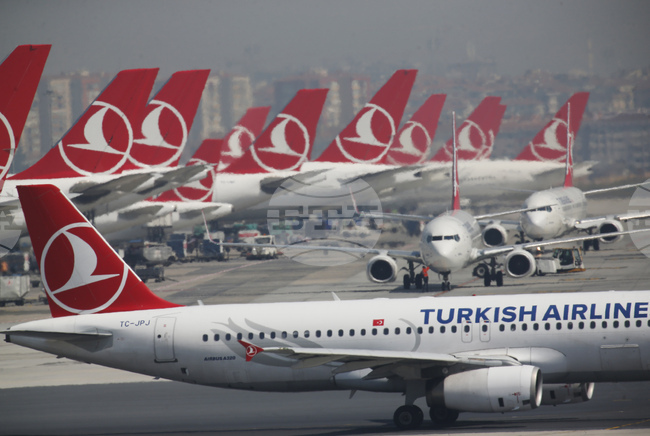 Турските авиолинии забраняват преносими смарт устройства с несменяеми литиеви батерии на борда на самолетите си