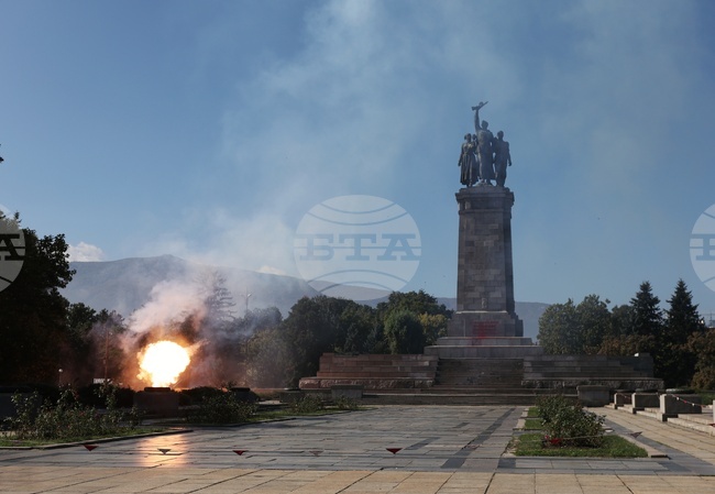 Президент на Азербайджан - посрещане - салют