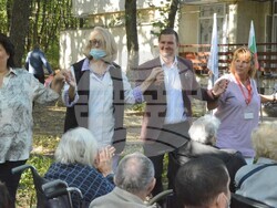 Снимка: Община Хасково - Празничен концерт по повод Международния ден на възрастните хора организираха днес в Дом за стари хора „Кенана“.