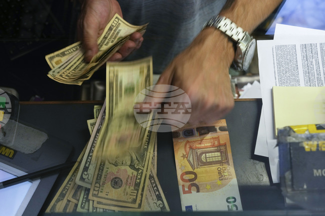 Курсът на еврото спрямо долара остана без съществени изменения в сутрешната междубанкова търговия