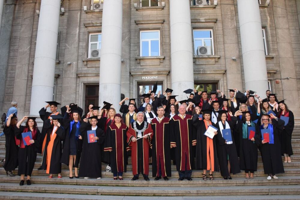 Пълните отличници и първенците на специалности на випуск 2022 на  Русенския университет получиха своите дипломи