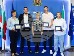 Министър Лечева награди спортисти за постигнатите успехи