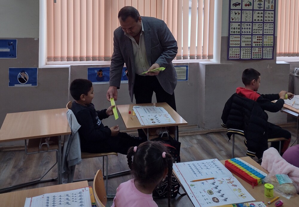 Малките ученици в Ловеч получиха светлоотразителни ленти за ръка