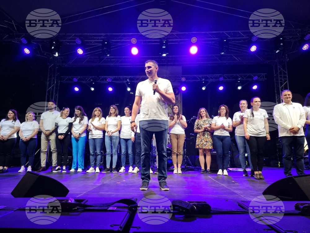 Стотици жители на Пазарджик аплодираха изпълнителите във вечерния концерт за празника на града